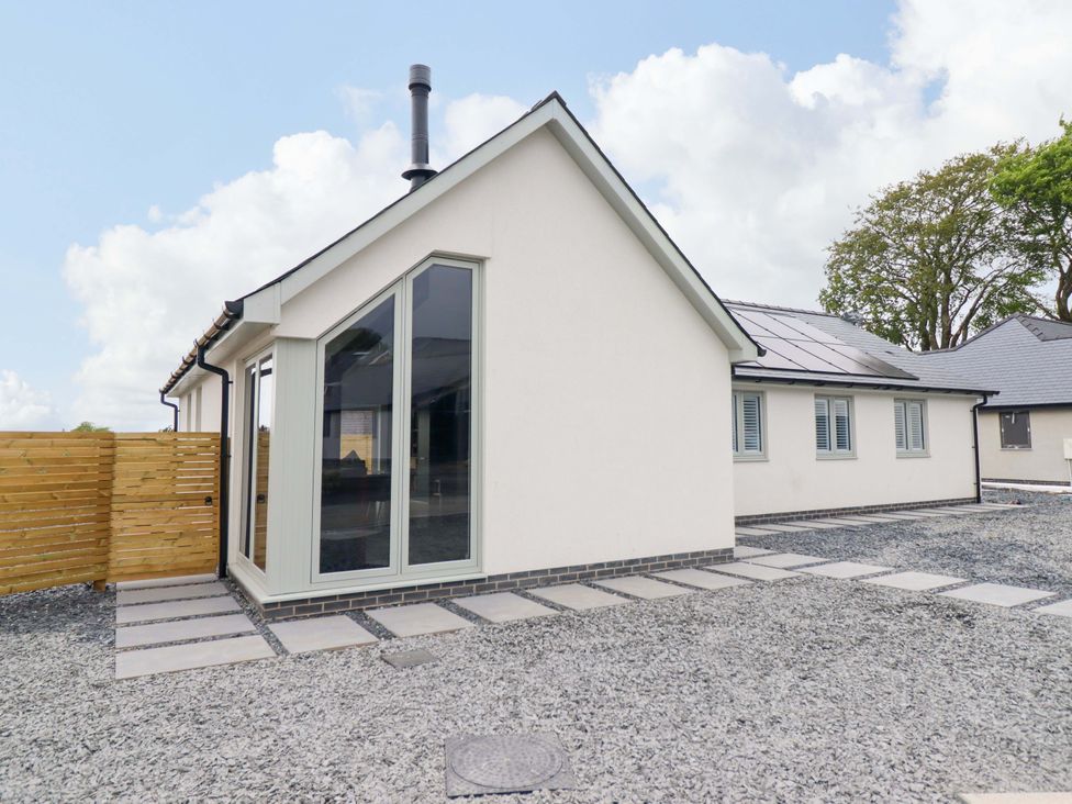 A house with a gravel area and patio at Kingfisher