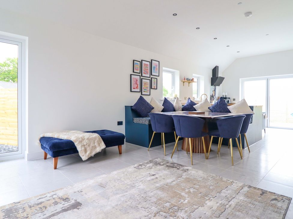 A dining room with a table and chairs at Kingfisher