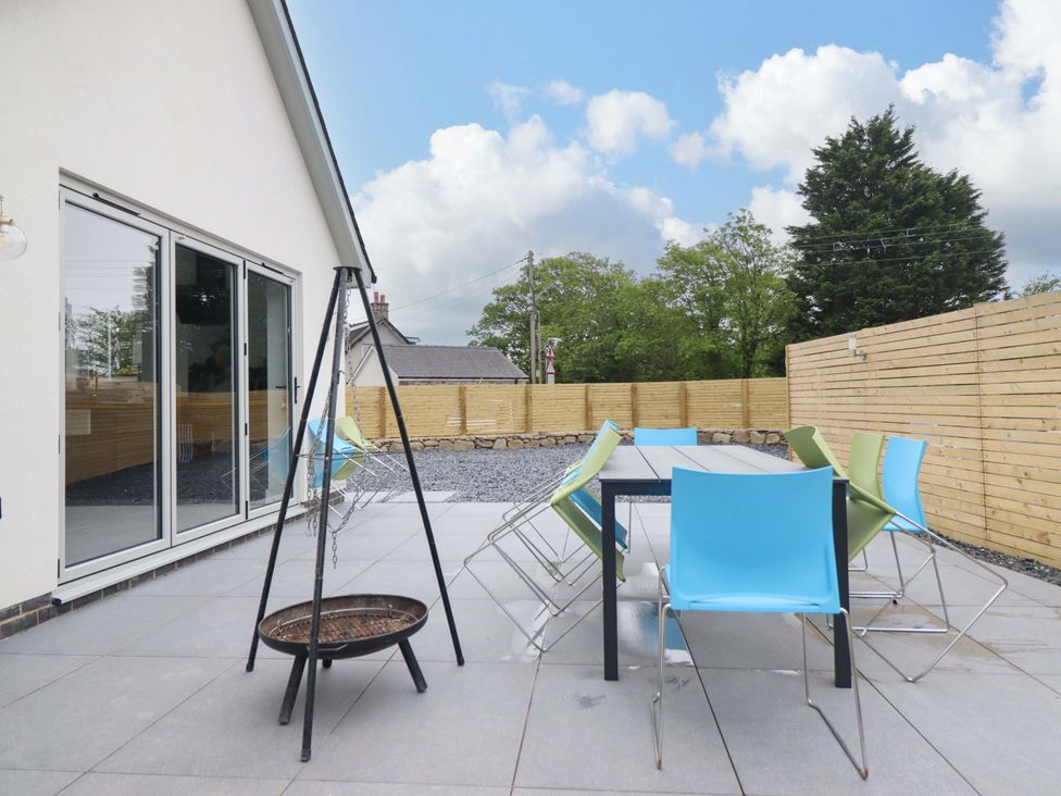 An outdoor patio with a table and chairs at Kingfisher 
