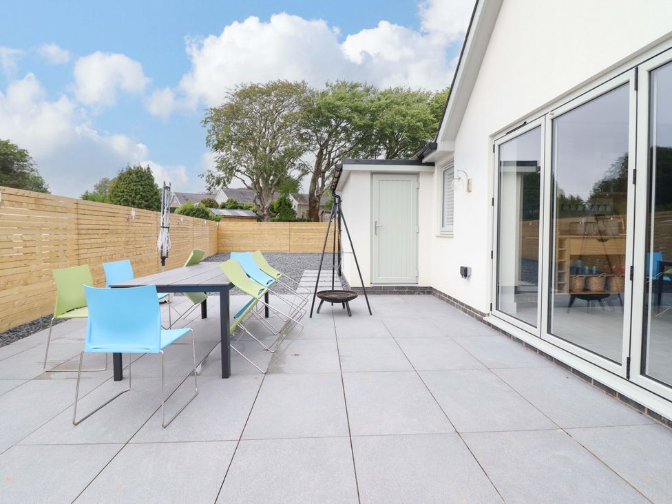 An outdoor patio with a table and chairs at Kingfisher