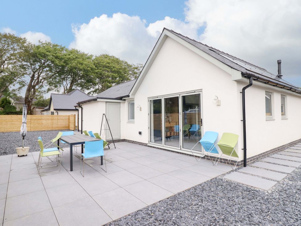 An outdoor space with a table and chairs at Kingfisher