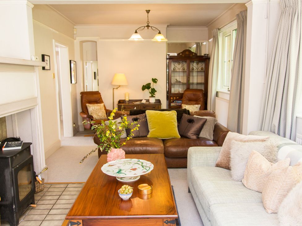 A living room with sofas, armchairs and a coffee table at Whitebeams in Pett Bottom near Stelling Minnis