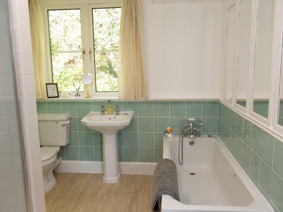 A bathroom with a bath tub, toilet, and sink at Whitebeams Pett Bottom near Stelling Minnis