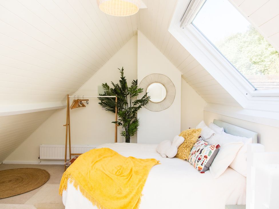 A bedroom with a bed and plant at Whitebeams in Pett Bottom near Stelling Minnis