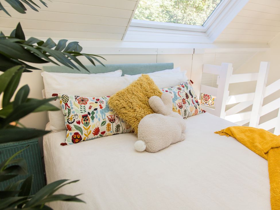A bedroom with a bed and decorative pillows at Whitebeams in Pett Bottom near Stelling Minnis