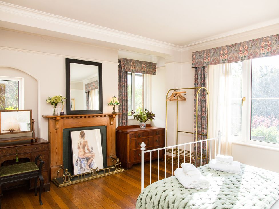 A bedroom with a bed and dressing table at Whitebeams Pett Bottom near Stelling Minnis