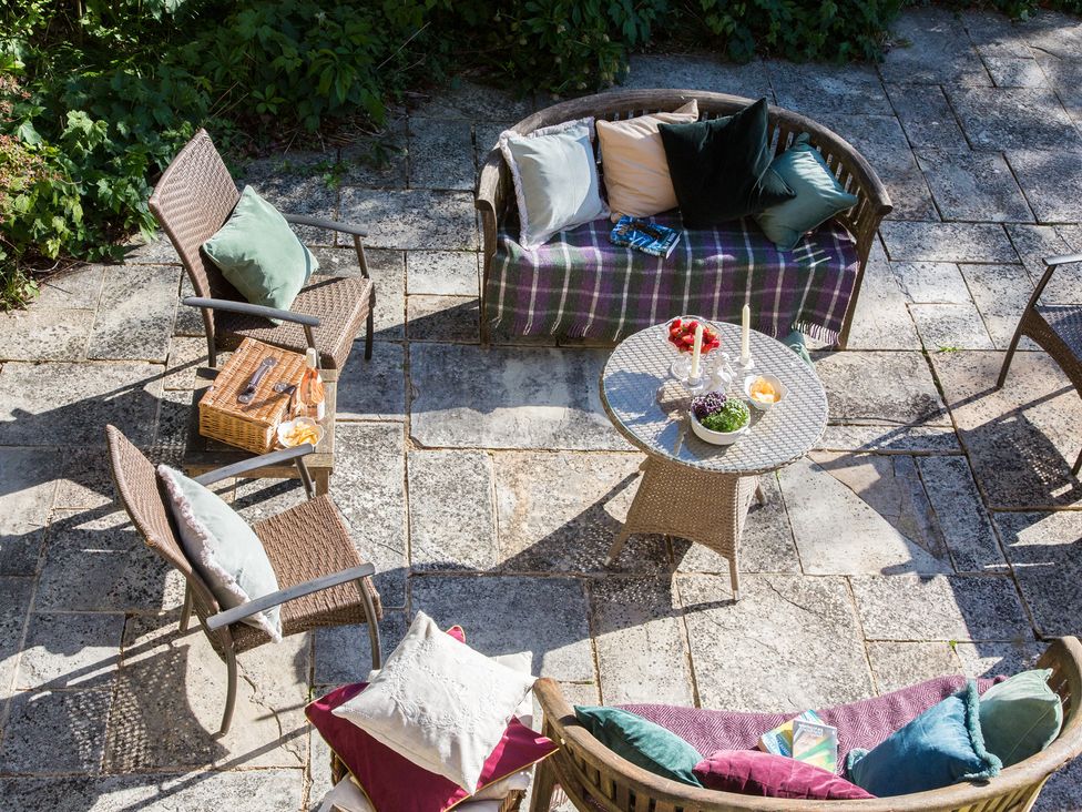 A garden with seating and a table at Whitebeams in Pett Bottom near Stelling Minnis