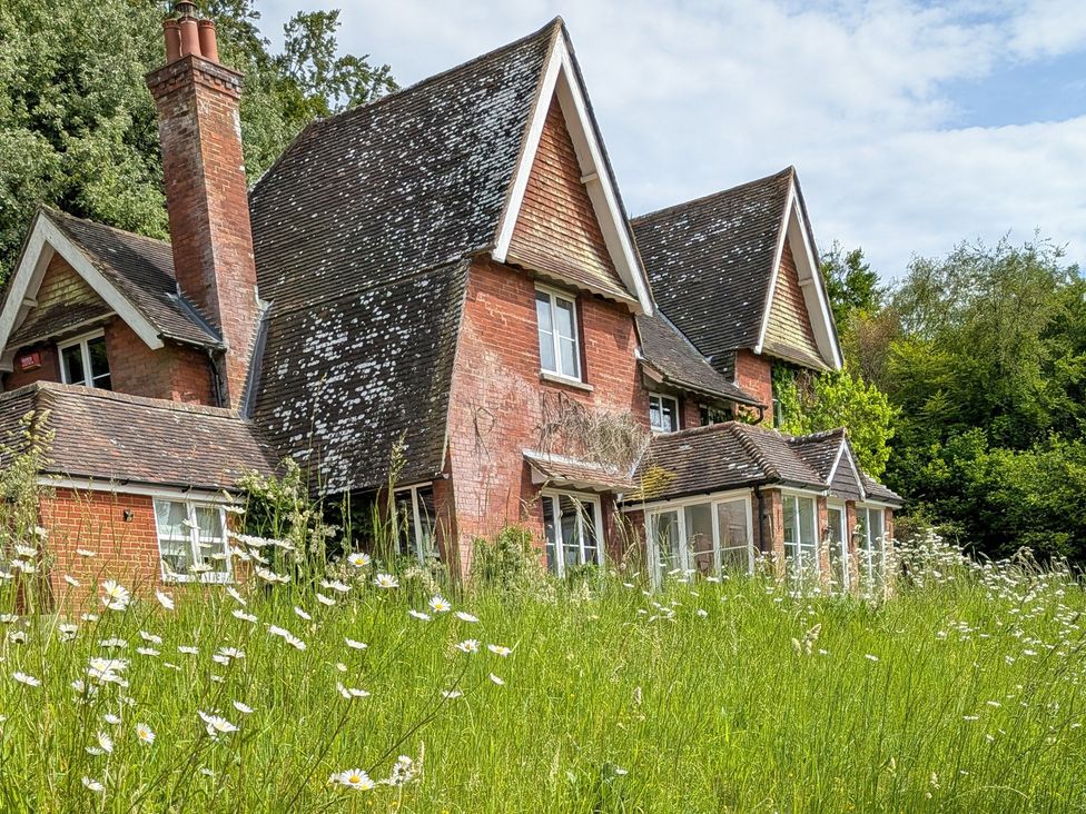 A house with grass and flowers at Whitebeams in Bridge, Kent