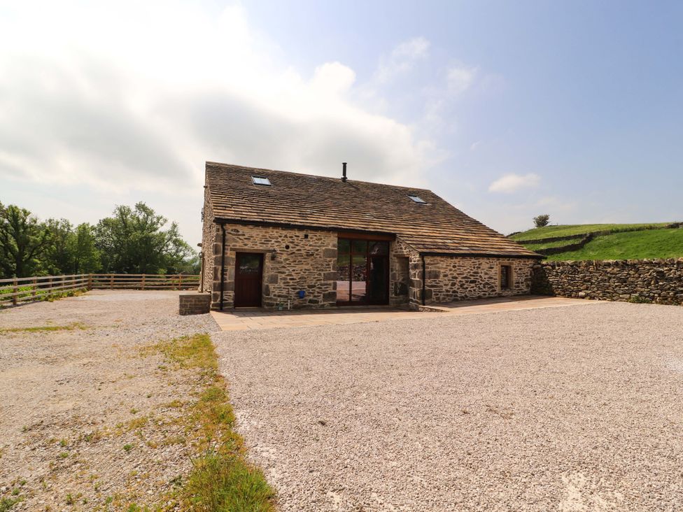 A barn with a gravel driveway at Dam House Barn in Lancaster