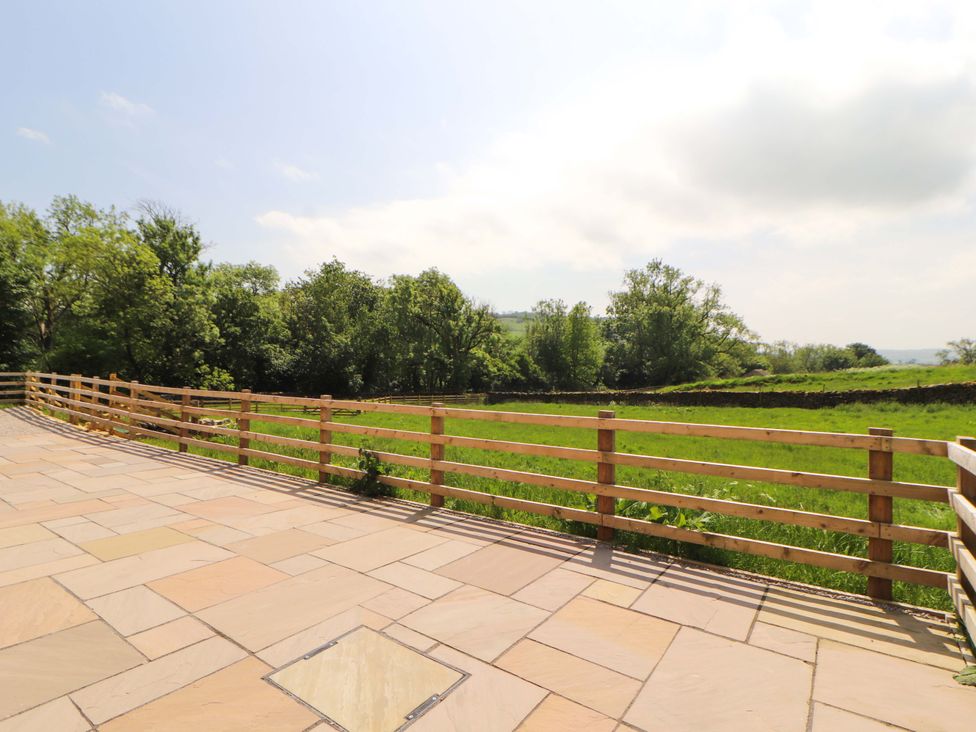 An outdoor area with a fence and grass at Dam House Barn in Lancaster