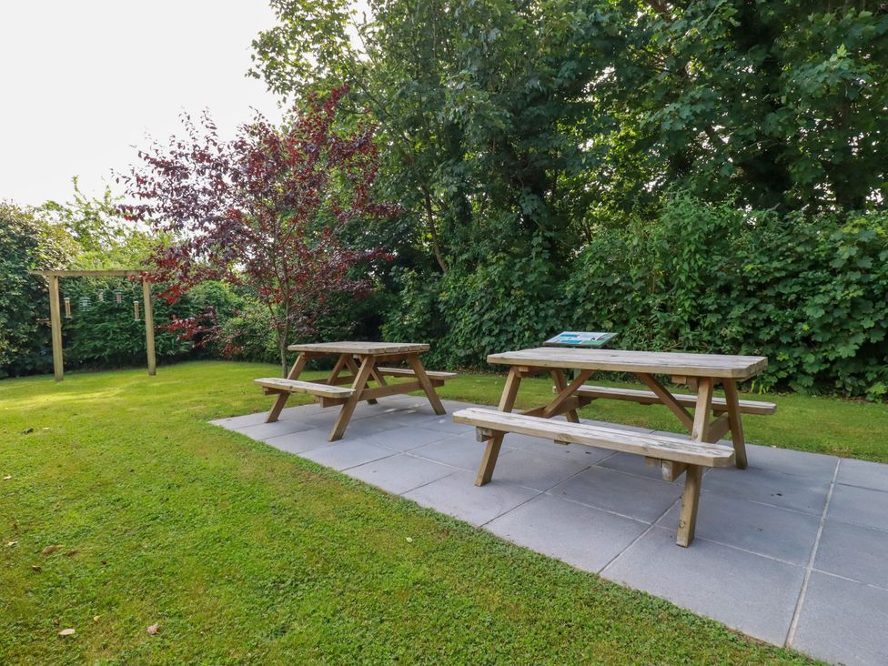A garden with picnic table and benches at 5 Silverbow