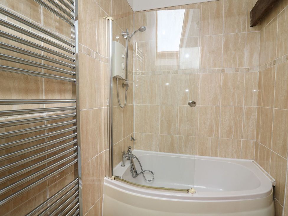 A bathroom with a bathtub and shower facilities at Tegfan in Newport