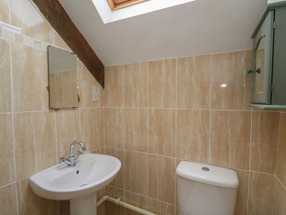 A bathroom with a sink and toilet at Tegfan in Newport