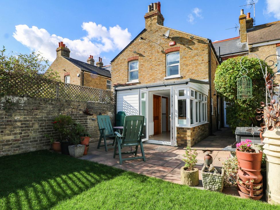 A garden with chairs and plant pots at Fernleigh in Margate