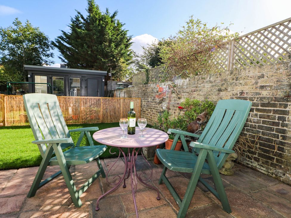 A garden with chairs and a table at Fernleigh in Margate