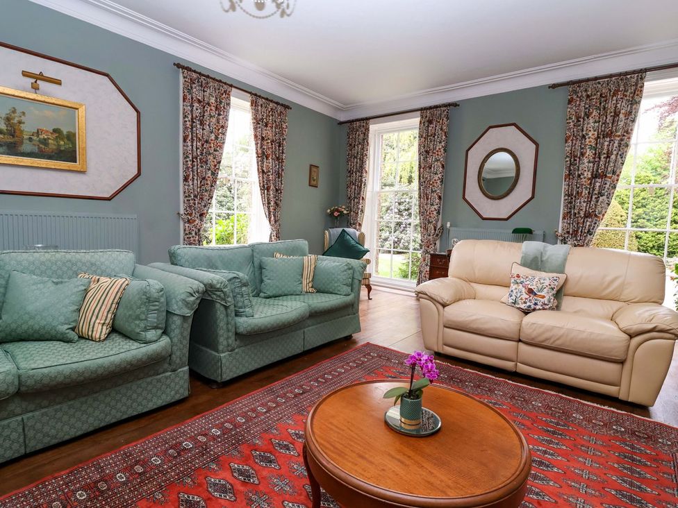 A living room with sofas and a table at Parkfields House in Stoke-on-Trent