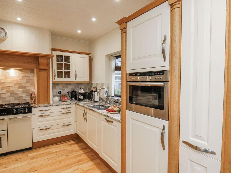 A kitchen with a stove and microwave at Beachcrest in Whitby