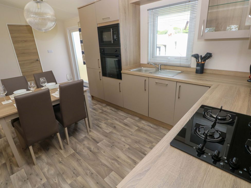 A kitchen with dining area at Sandpiper in Narberth