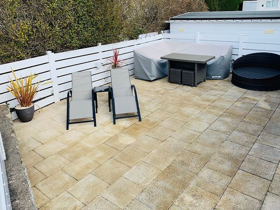 An outdoor area with chairs and a table at O7 in Abersoch