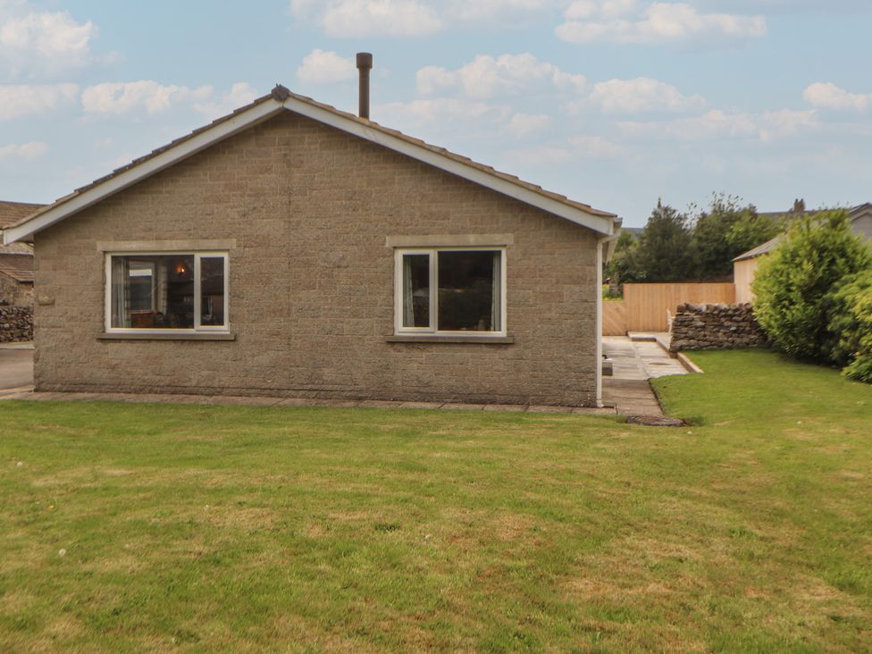 A house with a garden and fence at Beckdale in Settle