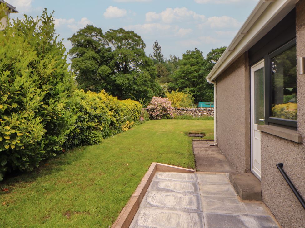 A garden with grass and bushes at Beckdale in Settle