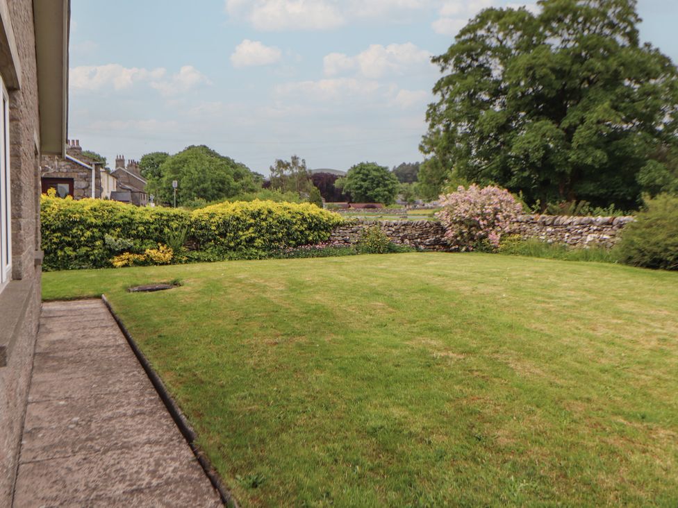 A garden with grass and flowers at Beckdale in Settle