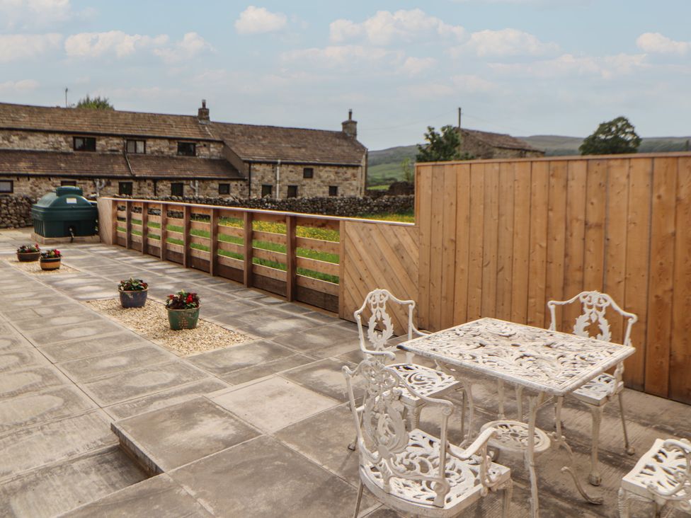 An outdoor area with a table and chairs at Beckdale in Settle