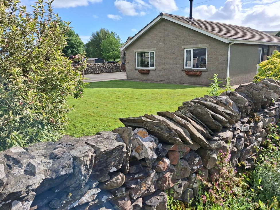 A house with windows and grass in front at Beckdale Horton-in-Ribblesdale near Settle