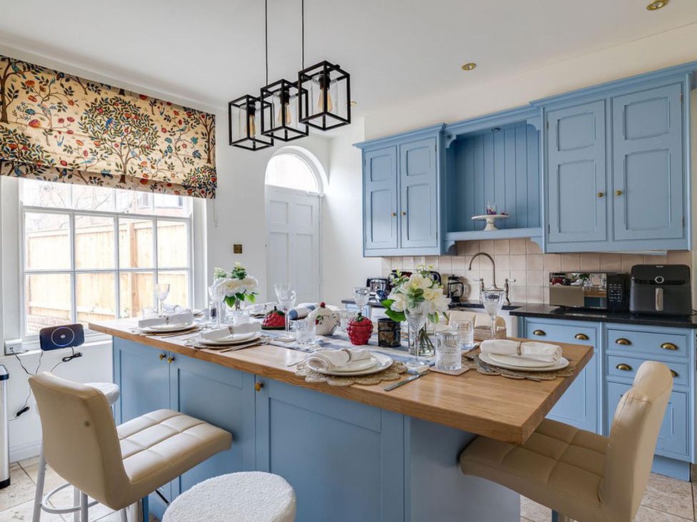 A kitchen with island seating and cabinetry at Luxury Georgian Townhouse / sleeps 10 / parking