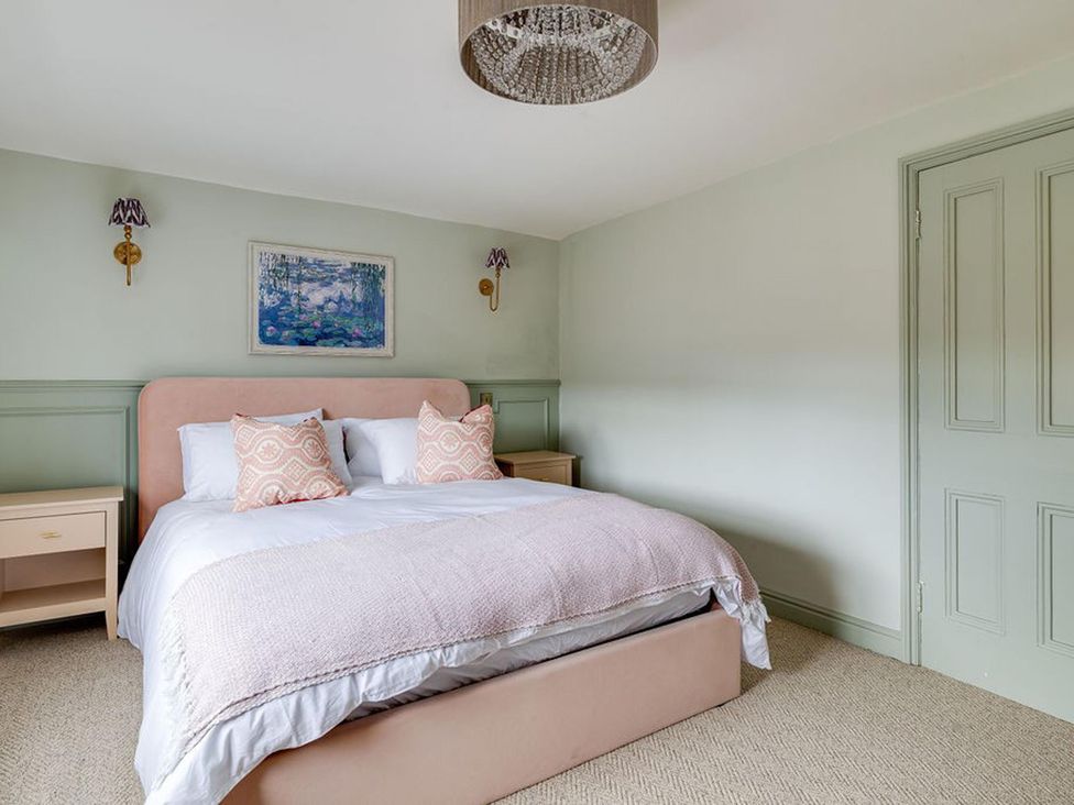 A bedroom with a bed and bedside tables at Luxury Georgian Townhouse / sleeps 10 / parking