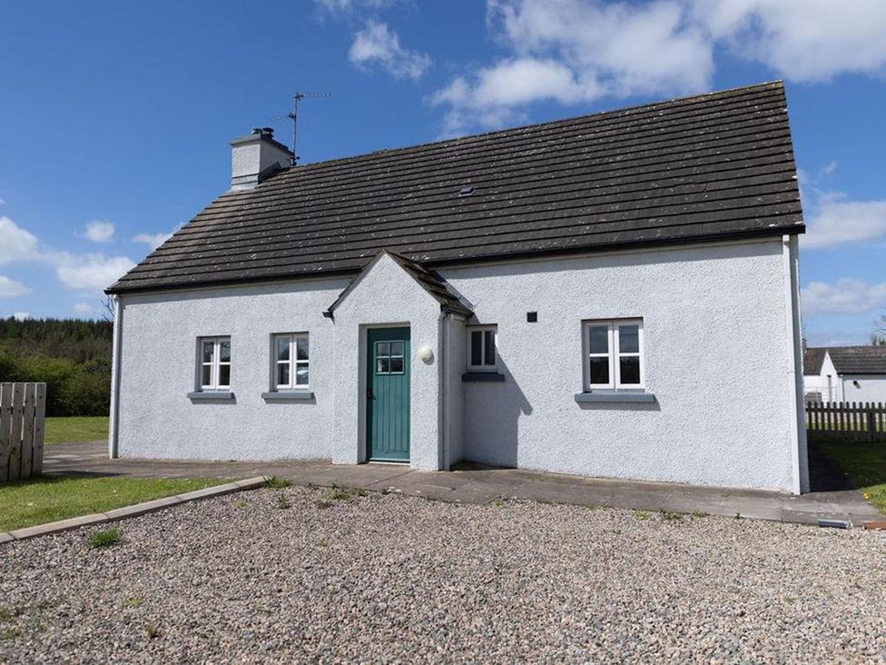 A cottage with a green door and windows at Cottage, 3 Bed, Sleeps 7, Free Parking