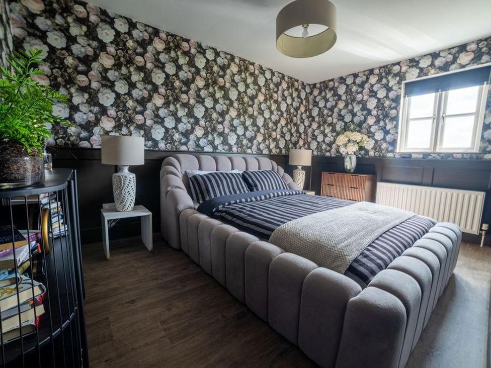 A bedroom with a bed, bedside tables, and a bookshelf at Cottage, 3 Bed, Sleeps 7, Free Parking