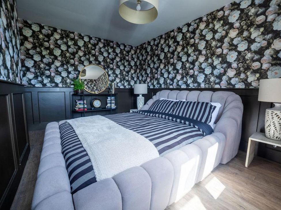 A bedroom with a bed and decorative items at Cottage, 3 Bed, Sleeps 7, Free Parking