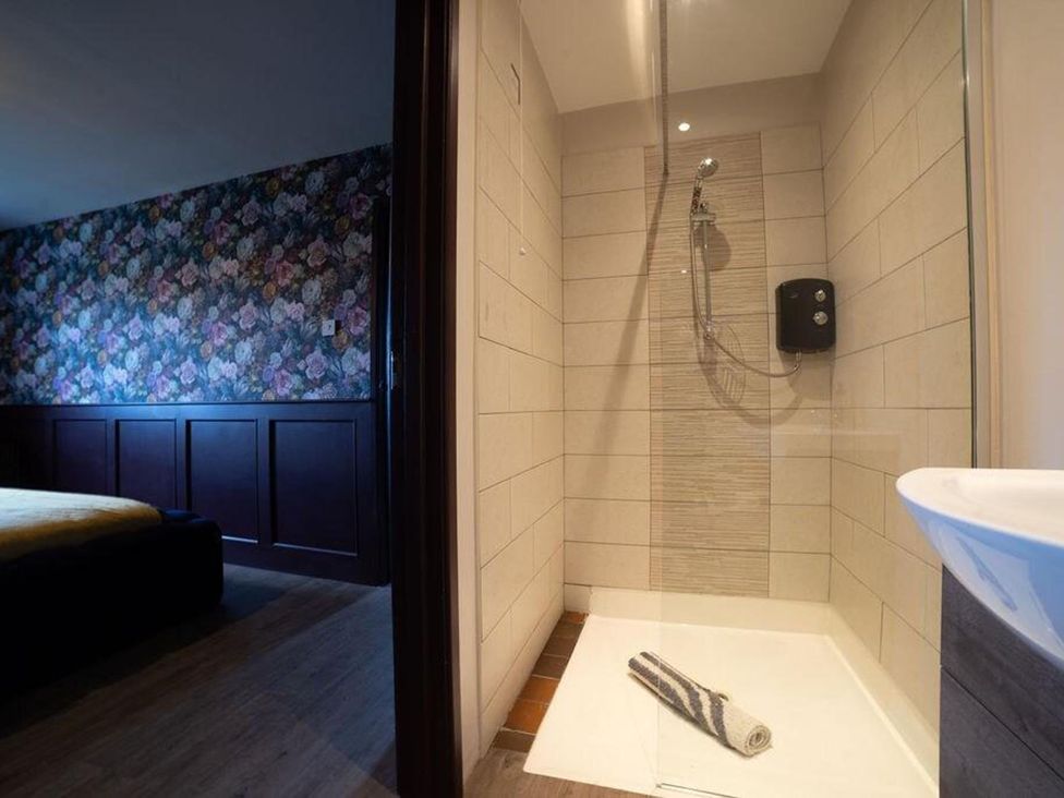 A bathroom with a shower and towel at Cottage, 3 Bed, Sleeps 7, Free Parking