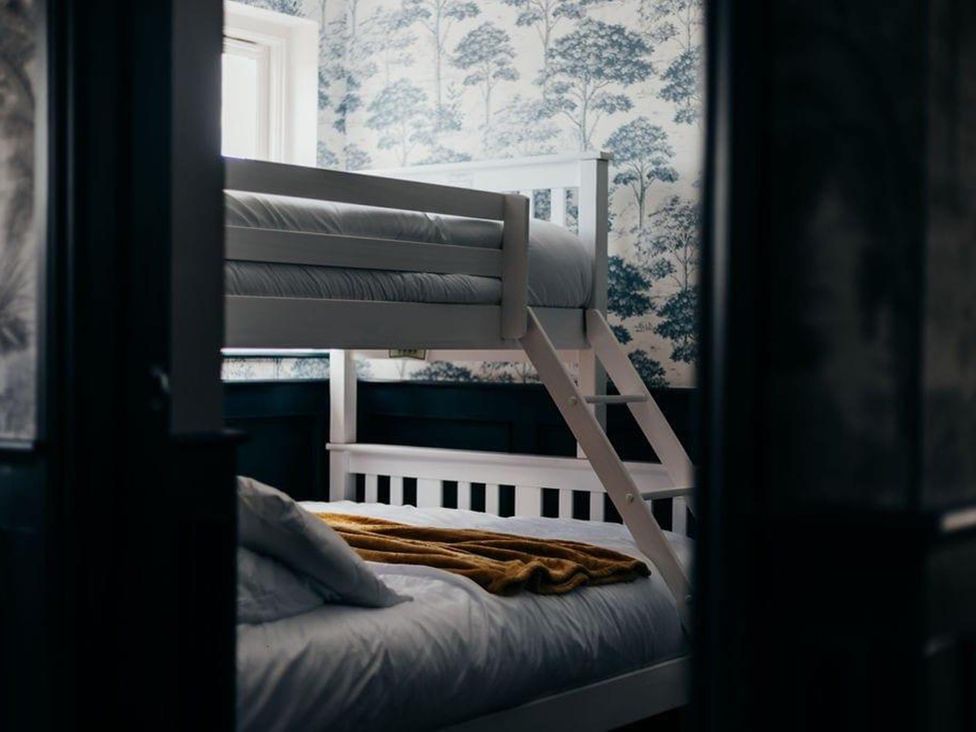 A bunk bed with a blanket in a bedroom at Cottage, 3 Bed, Sleeps 7, Free Parking