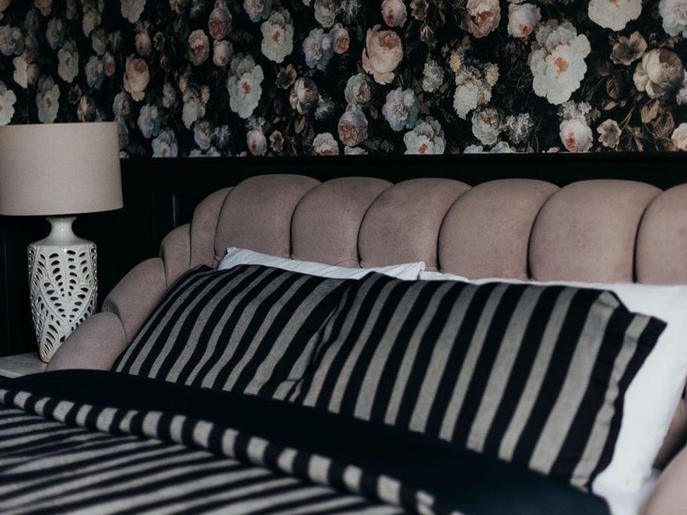 A bedroom with a bed, pillows, and a lamp at Cottage, 3 Bed, Sleeps 7, Free Parking