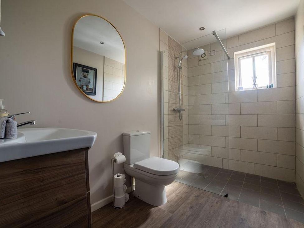 A bathroom with a shower, sink, and toilet at Cottage, 3 Bed, Sleeps 7, Free Parking