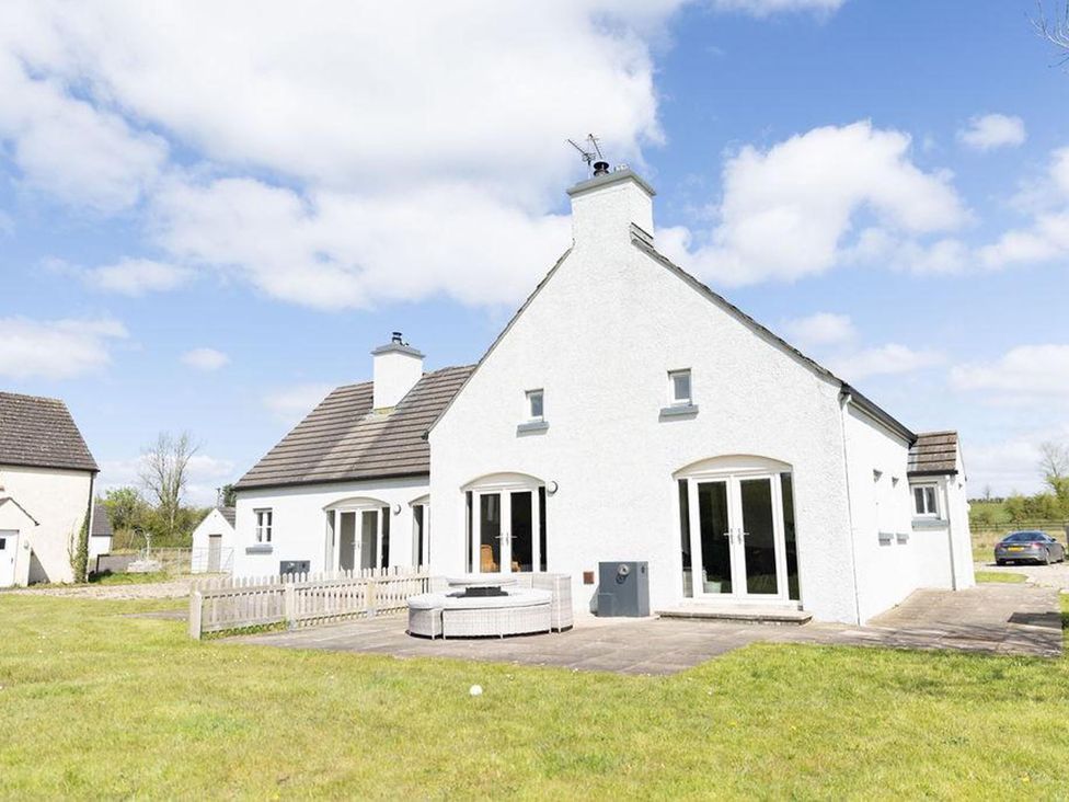 A house exterior with patio and garden at Cottage, 3 Bed, Sleeps 7, Free Parking