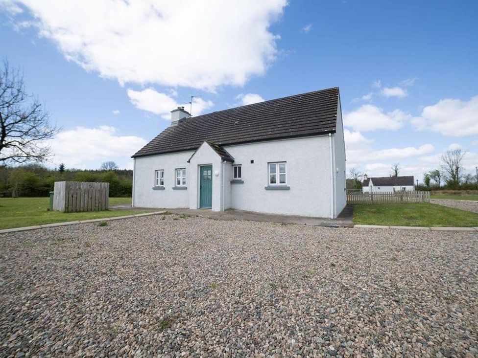 A house with a gravel area and garden at Cottage, 3 Bed, Sleeps 7, Free Parking