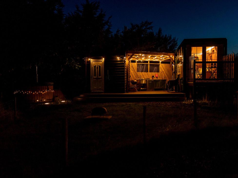 An outdoor area with a hot tub and seating at 1 Bed -Private Garden -Hot Tub -Pets Ok - Gee Gee