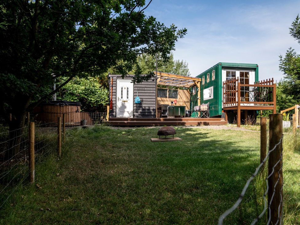 A garden with a wooden hot tub and a green house at 1 Bed -Private Garden -Hot Tub -Pets Ok - Gee Gee 
