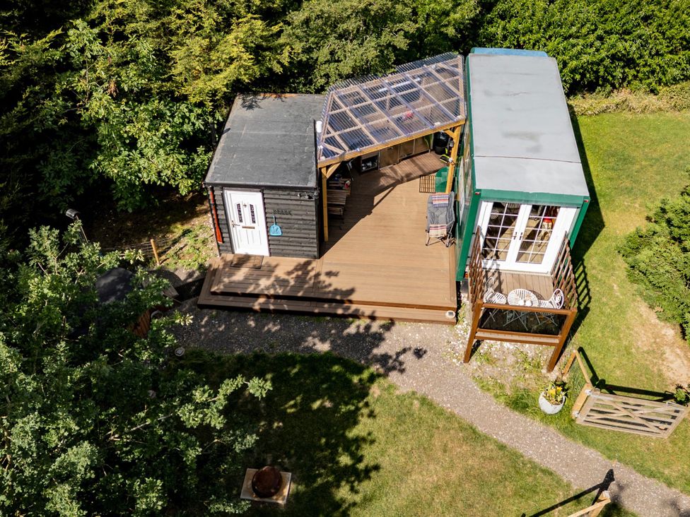 An outdoor view of a garden area with two structures at 1 Bed -Private Garden -Hot Tub -Pets Ok - Gee Gee