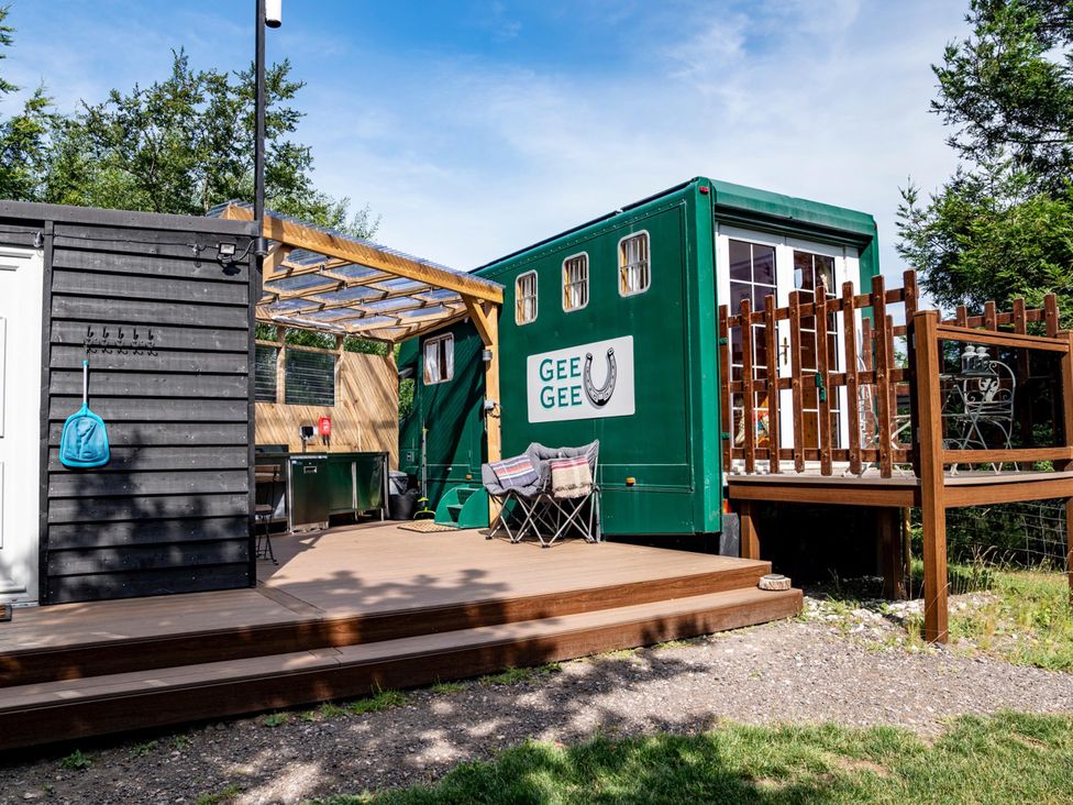 An outdoor area with a green structure and a deck at 1 Bed -Private Garden -Hot Tub -Pets Ok - Gee Gee