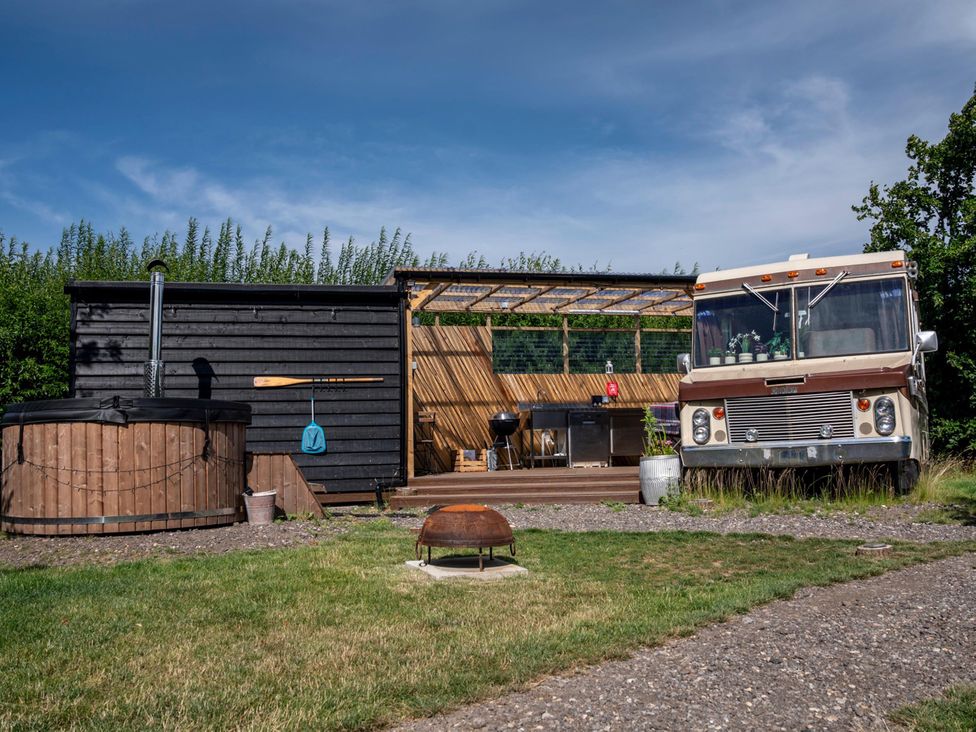 An outdoor area featuring a wooden hot tub and food truck at Sleeps 2 -Pets Welcome -Private Hot Tub -Alabama
