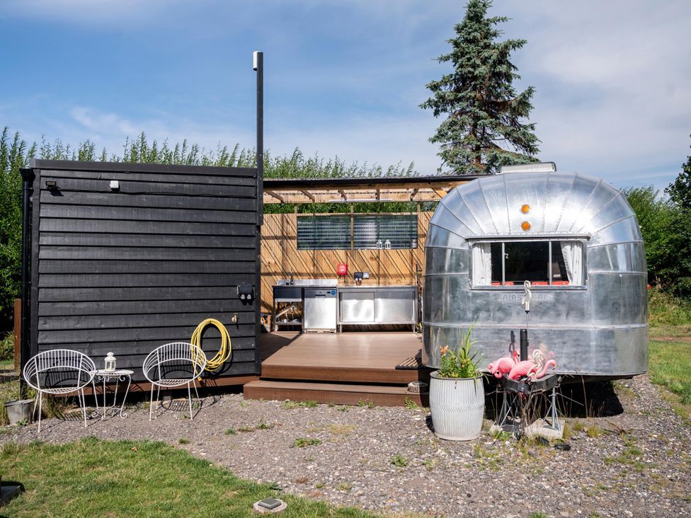 An outdoor area with a trailer and deck at Sleeps 2 - Hot Tub - Pet Friendly - PeggySue