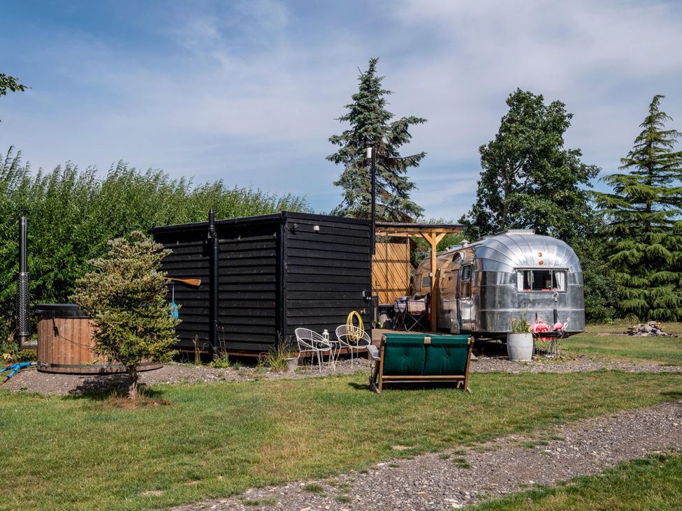 An outdoor area with a trailer and hot tub at Sleeps 2 - Hot Tub - Pet Friendly - PeggySue
