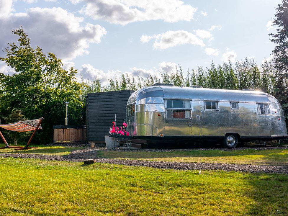 A trailer and hammock in an outdoor area at Sleeps 2 - Hot Tub - Pet Friendly - PeggySue