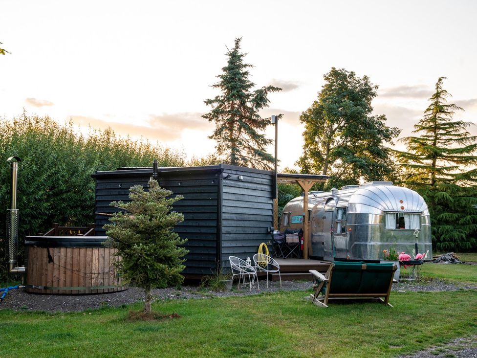 An outdoor area with an Airstream and hot tub at Sleeps 2 - Hot Tub - Pet Friendly - PeggySue