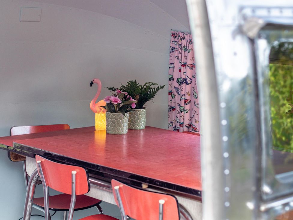 A dining room with a table and chairs at Sleeps 2 - Hot Tub - Pet Friendly - PeggySue