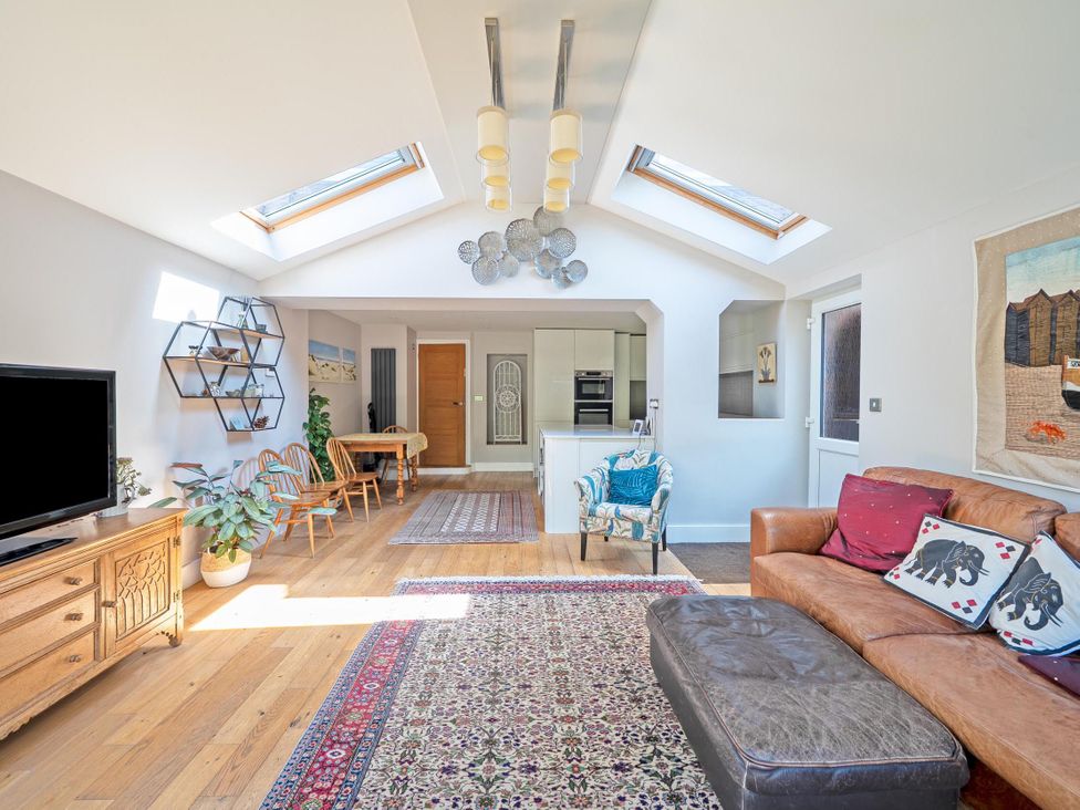 A living room with a television and a sofa at 3 Bed House - Sleeps 5 - Garden - Pets - Parking